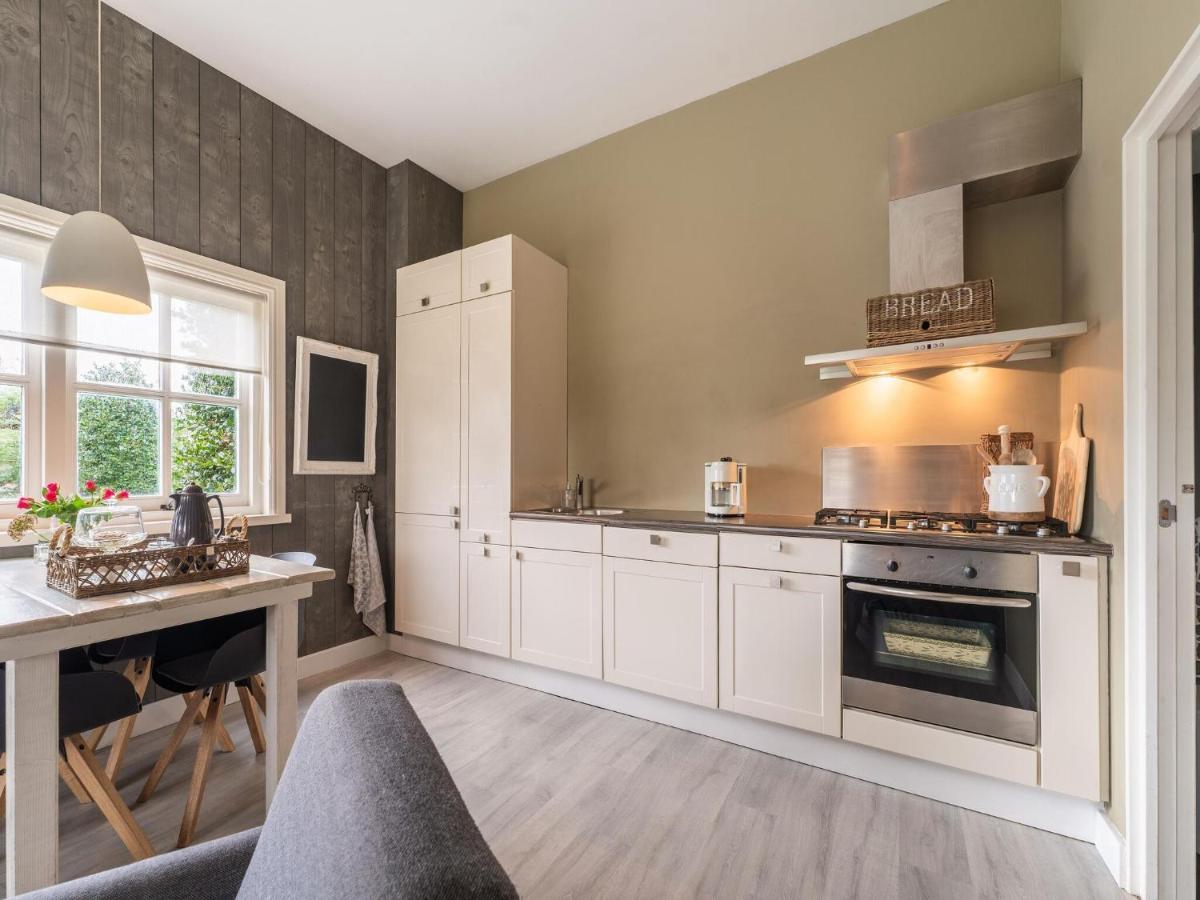 Quaint Summer Holiday Home in Egmond-Binnen with Garden Exterior foto