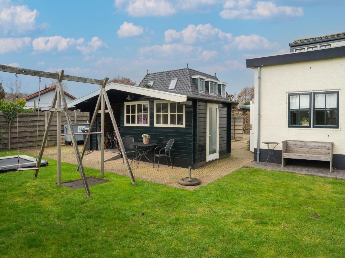 Quaint Summer Holiday Home in Egmond-Binnen with Garden Exterior foto